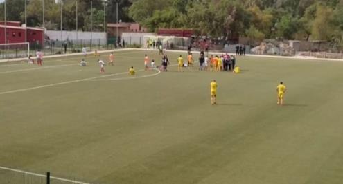 "حزن وصدمة".. وفاة لاعب مغربي على أرض الملعب خلال مباراة فريقه (فيديو)